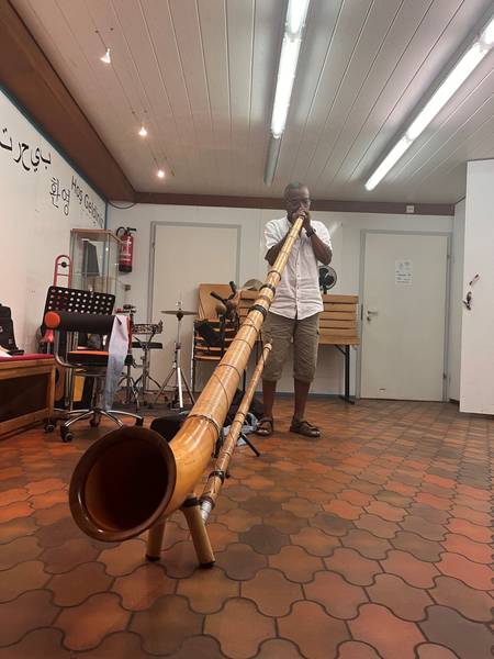 Pape an seinem Alphorn im Proberaum des MGH EBW